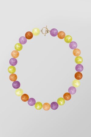 Collar de cuentas redondas en tonos lila, amarillo, naranja y marrón, con cierre en forma de aro y barra dorada.